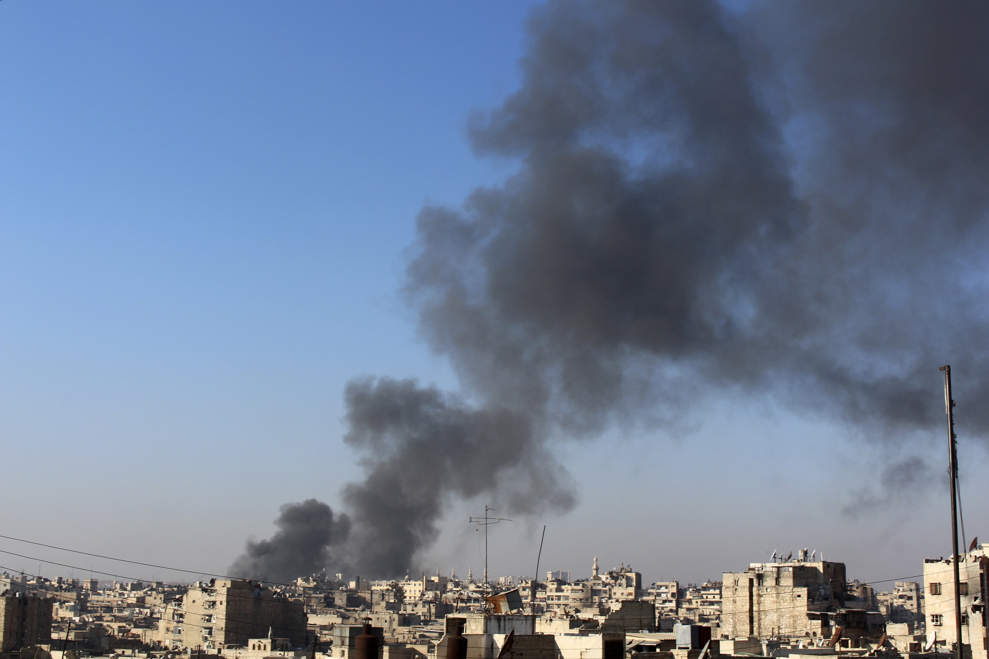دمشق: شام بم دھماکوں اور فضائی حملوں سے گونج اٹھا ،42 جاں بحق